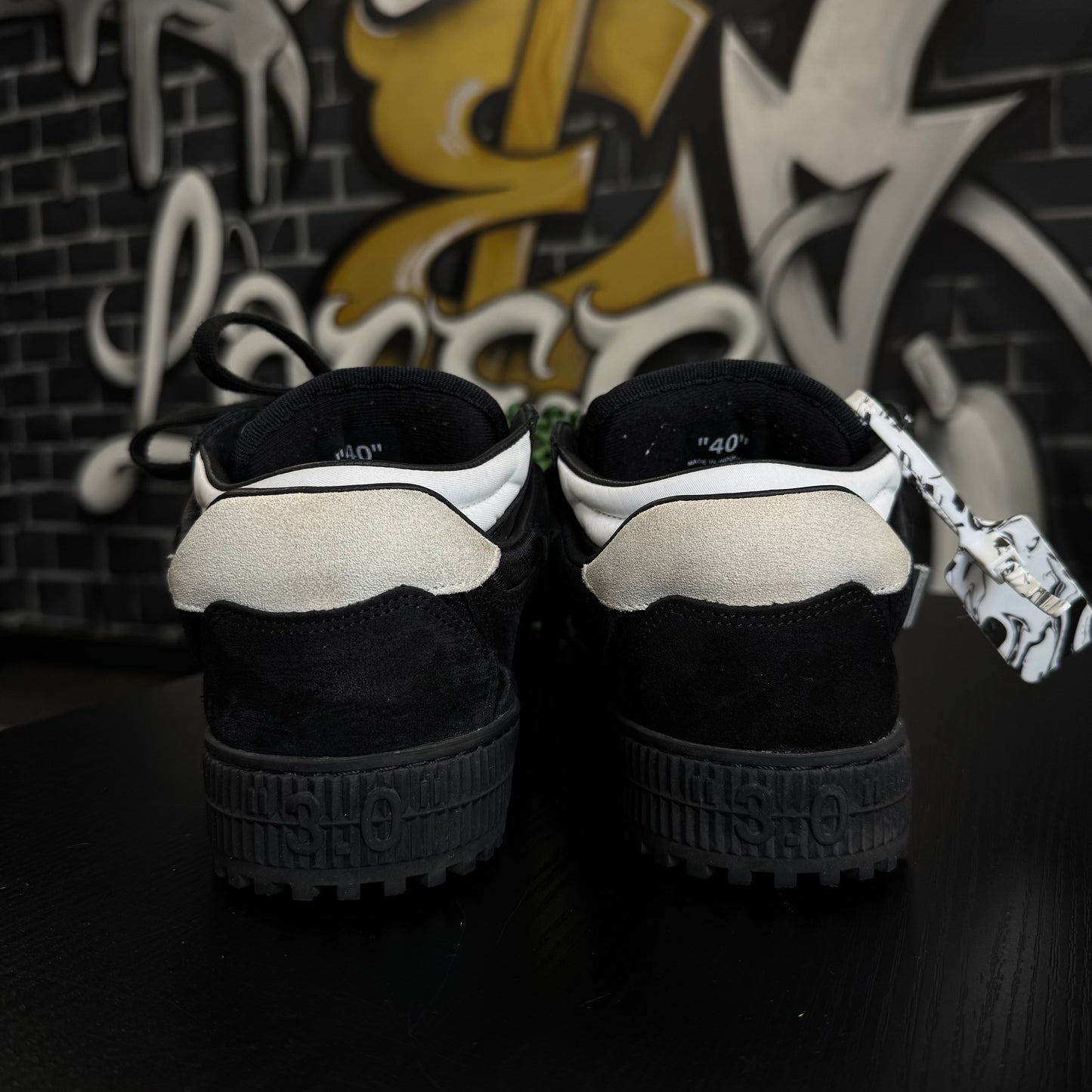Off White Floating Arrow Black/White
