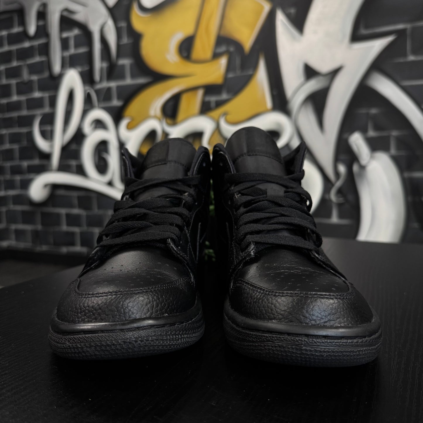 Jordan 1 Mid Triple Black
