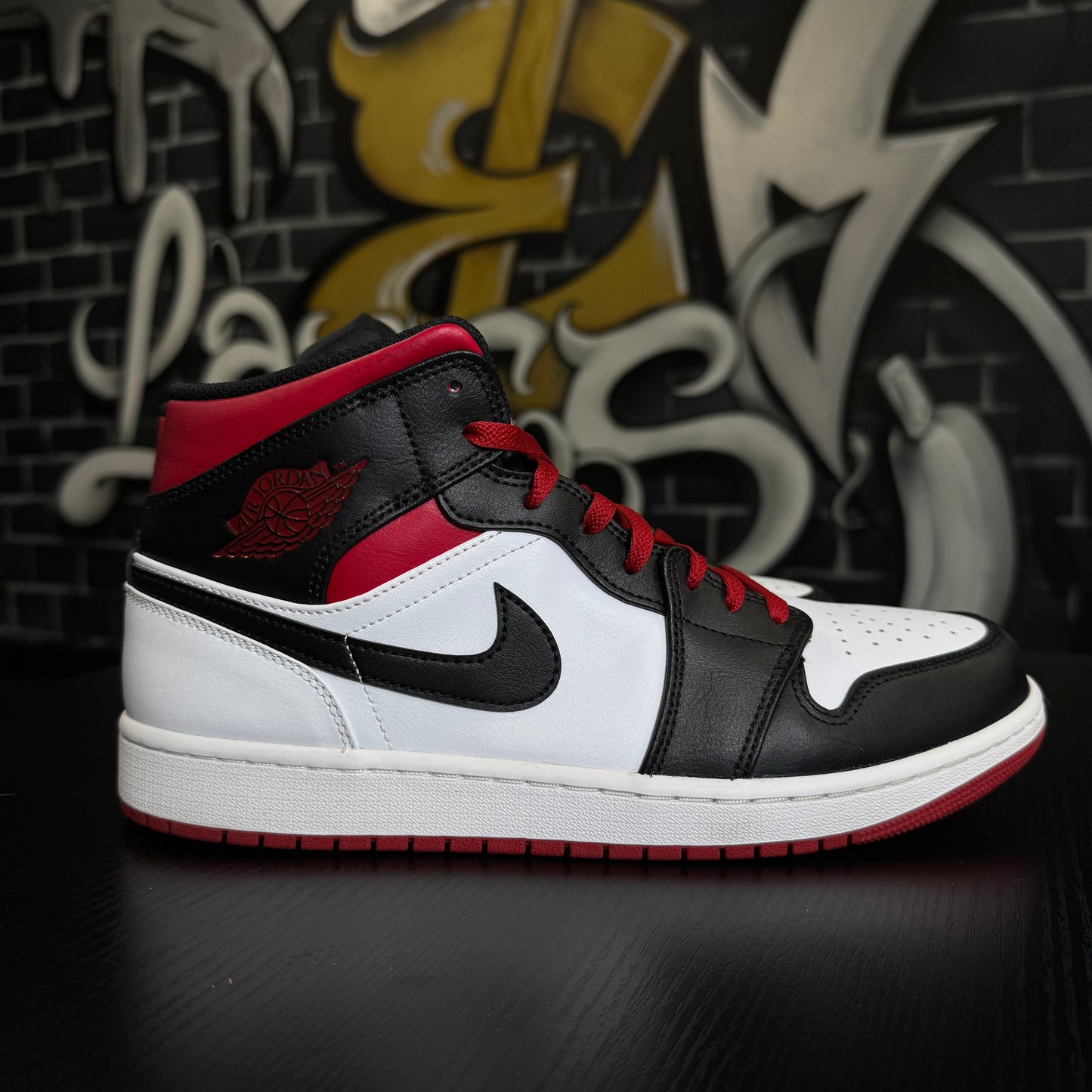 Jordan 1 Mid Gym Red Black Toe