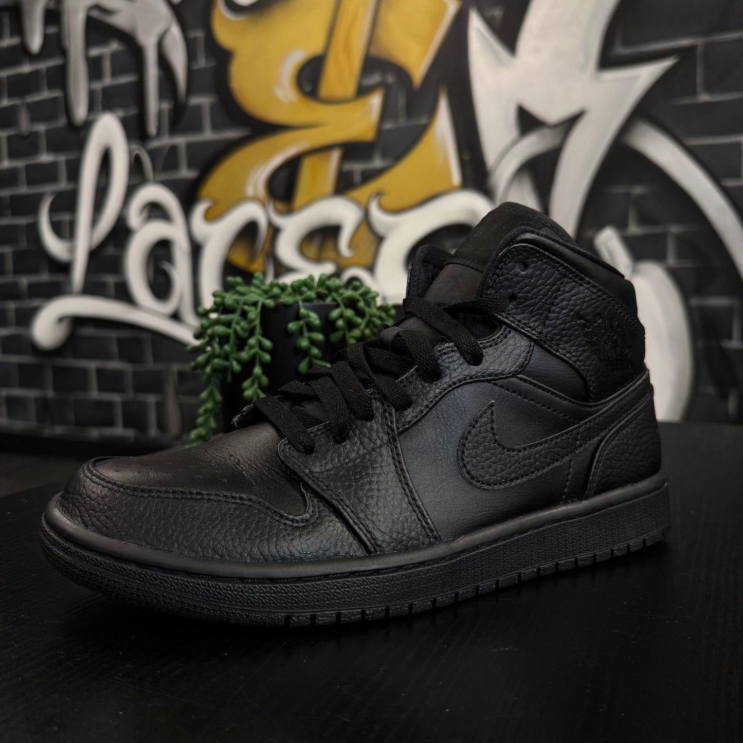 Jordan 1 Mid Triple Black