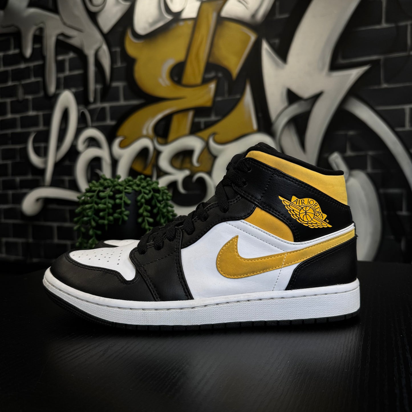 Jordan 1 Mid Pollen White
