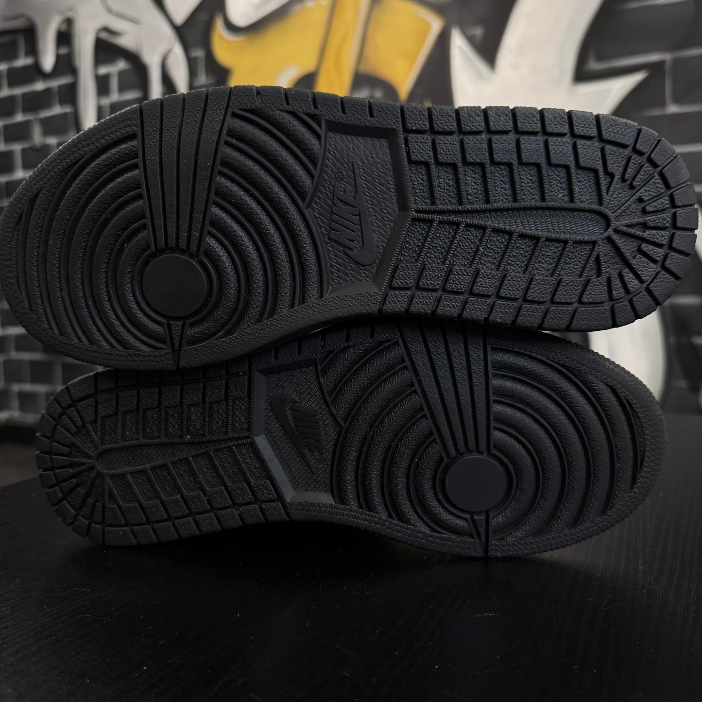 Jordan 1 Mid Triple Black