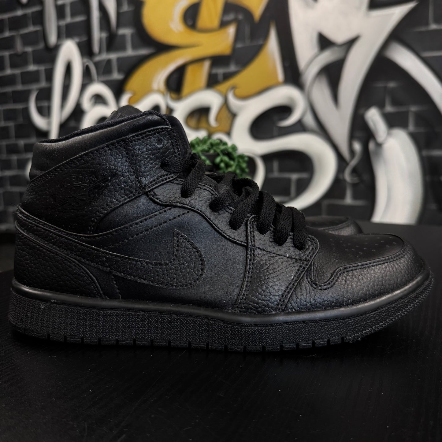 Jordan 1 Mid Triple Black
