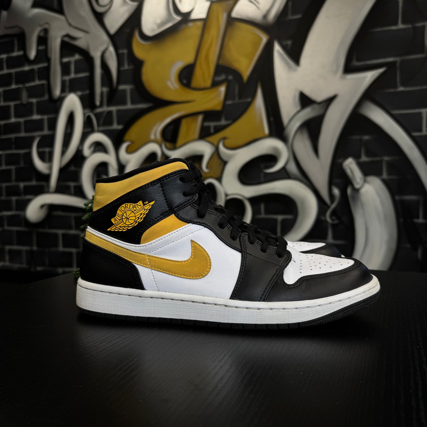 Jordan 1 Mid Pollen White