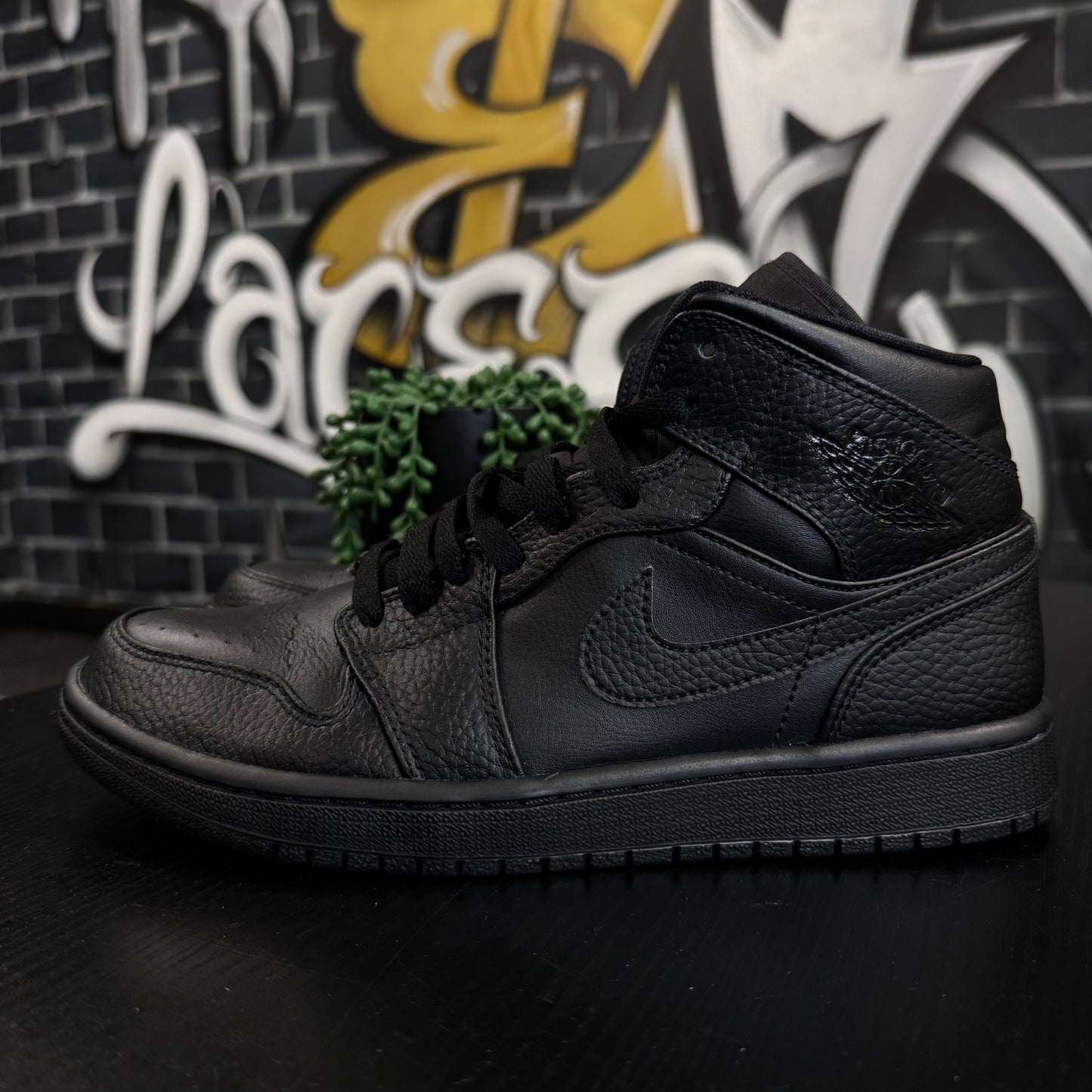 Jordan 1 Mid Triple Black